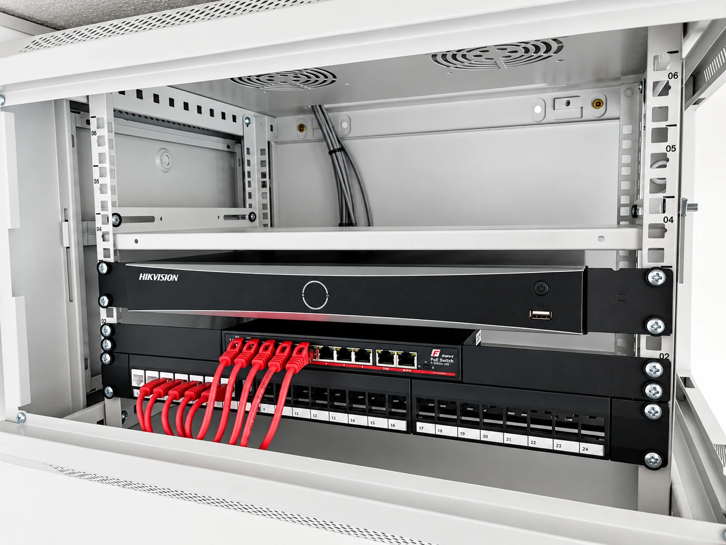 Szafa rack z monitoringiem i siecią — realizacja IT 2K